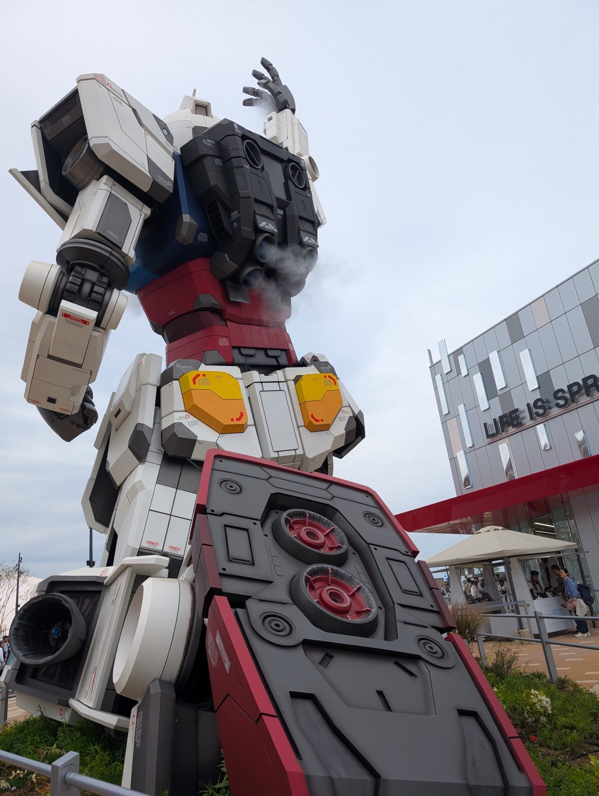 ガンダムの足の裏と人間洗濯機の見学《大阪・関西万博》