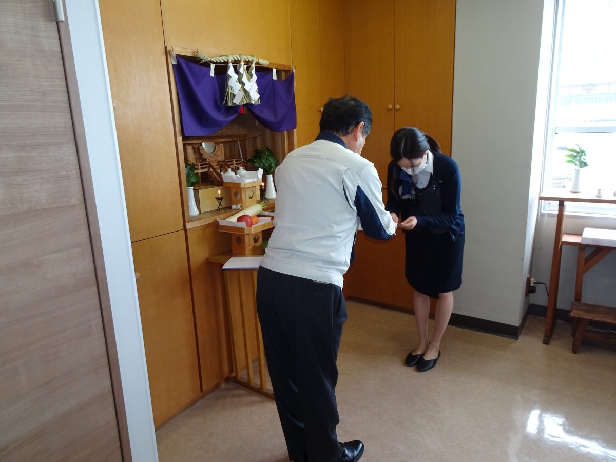 産休・育休から復帰した社員に出産祝いをお渡ししました！
