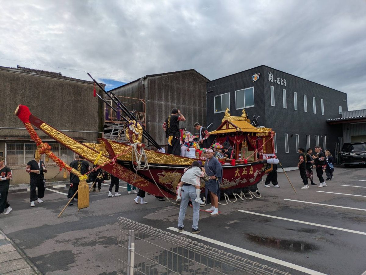 ご近所に鯨船がきていました！〔塩浜駅近くの満洲さん〕
